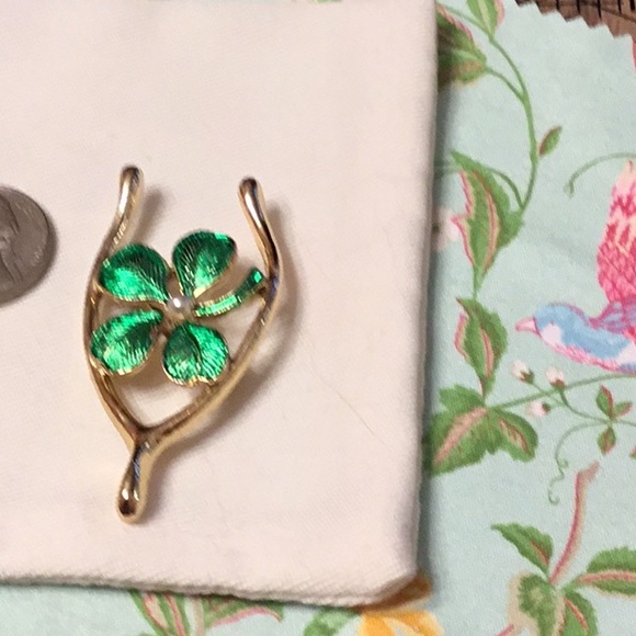 Gerrys Jewelry - Vintage flower 🌺 Gerrys 4 Leaf Clover Pearl Broach